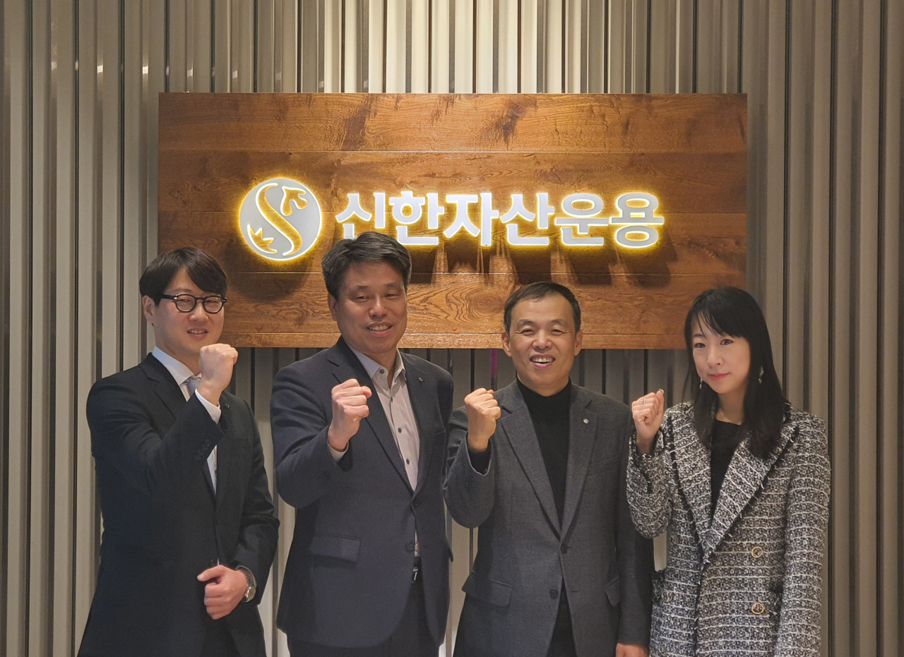 신한자산운용 임직원들이 지난 3일 통합 법인 출범식을 가지고 있다. 사진 왼쪽부터 김희정 부장, 김희송 대표, 조재민 대표, 박민희 부장. [신한자산운용 제공]