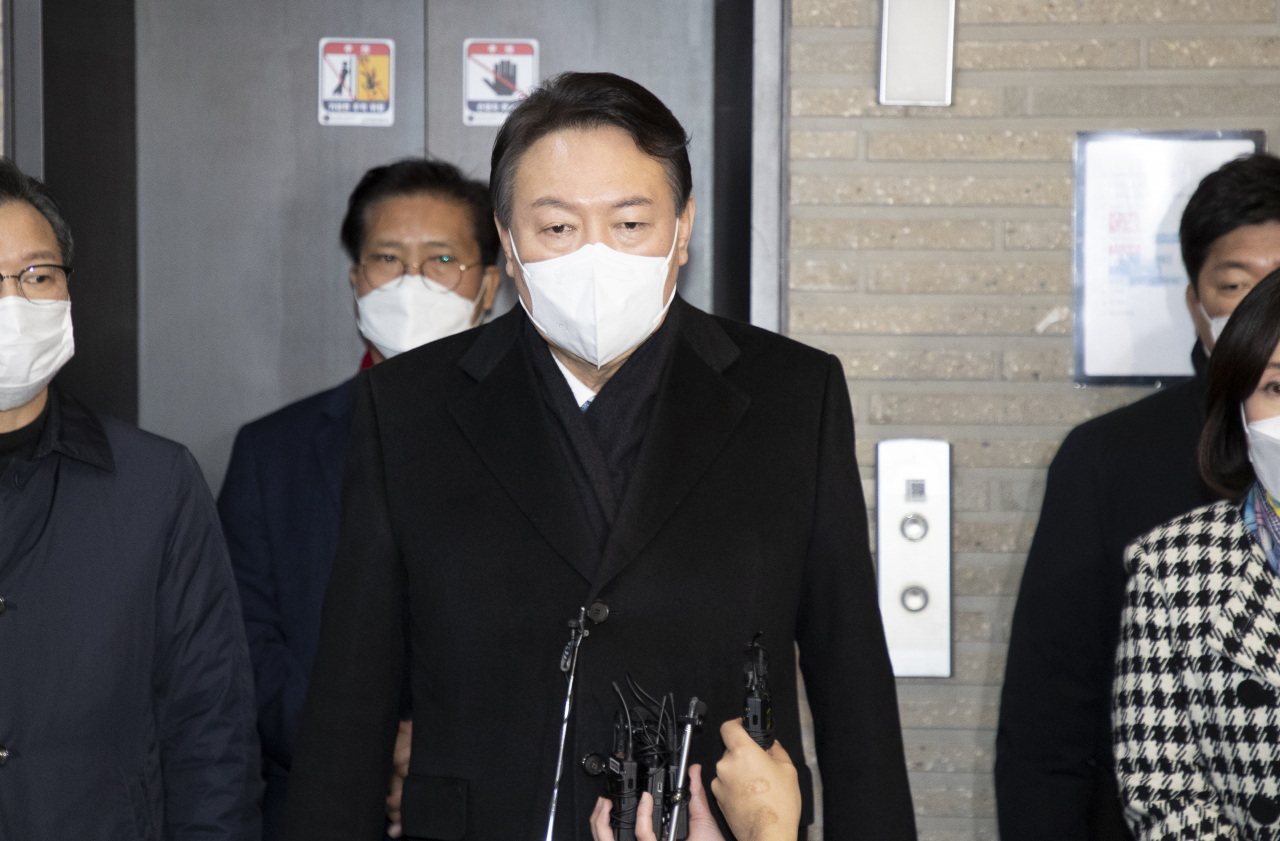 윤석열 국민의힘 대선 후보가 지난 3일 저녁 서울 여의도 당사에서 선대위 전면 쇄신안 후속대책을 논의한 뒤 당사를 나서며 취재진의 질문을 받고 있다. [연합]