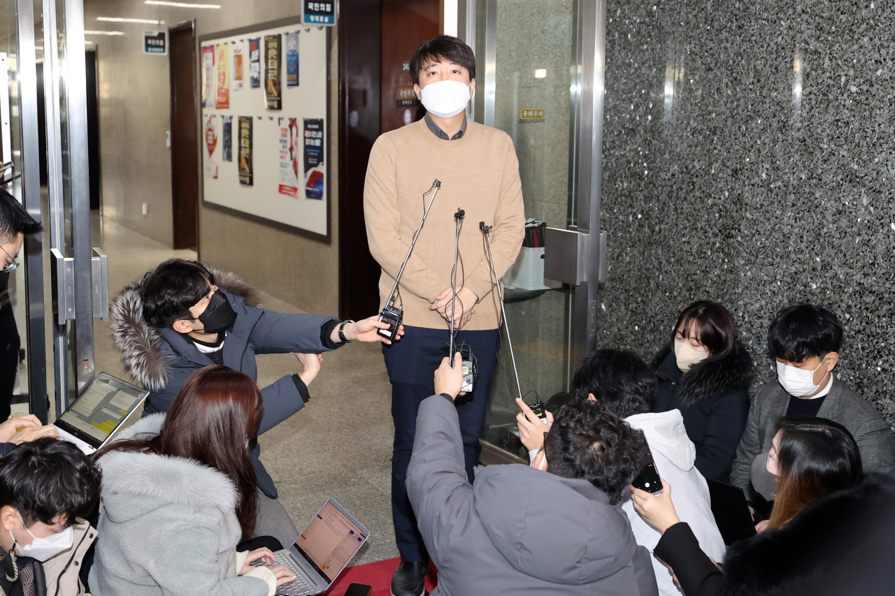 이준석 국민의힘 대표가 3일 오전 서울 여의도 국회 당대표실 앞에서 취재진의 질문에 답하고 있다.[헤럴드경제=이상섭 기자]