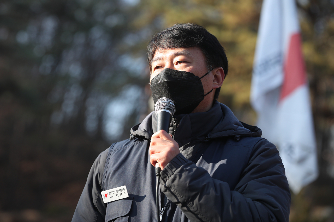 전국민주노동조합총연맹(민주노총) 양경수 위원장이 3일 경기도 남양주시 모란공원 전태일 열사 묘역에서 열린 2022년 민주노총 시무식에서 발언하고 있다. [연합]