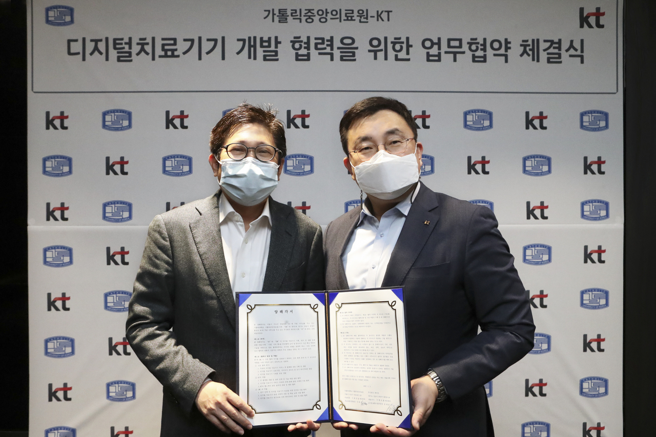 협약식에 참석한 김대진 가톨릭대학교 정보융합진흥원장(좌)과 송재호 KT AI/DX융합사업부문 부사장(우)