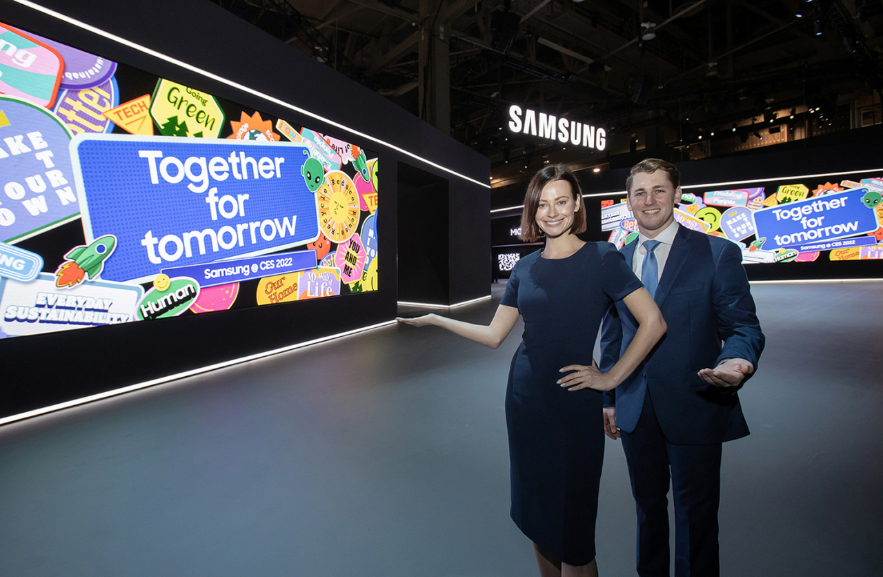 CES 2022가 열리는 미국 라스베이거스 컨벤션 센터의 삼성전자 전시관에서 삼성전자 모델이 16m와 8m에 달하는 2개의 LED 사이니지 월을 이용한 '쇼윈도(Show Window)' 콘셉트의 미디어 월을 선보이고 있다. [삼성전자 제공]