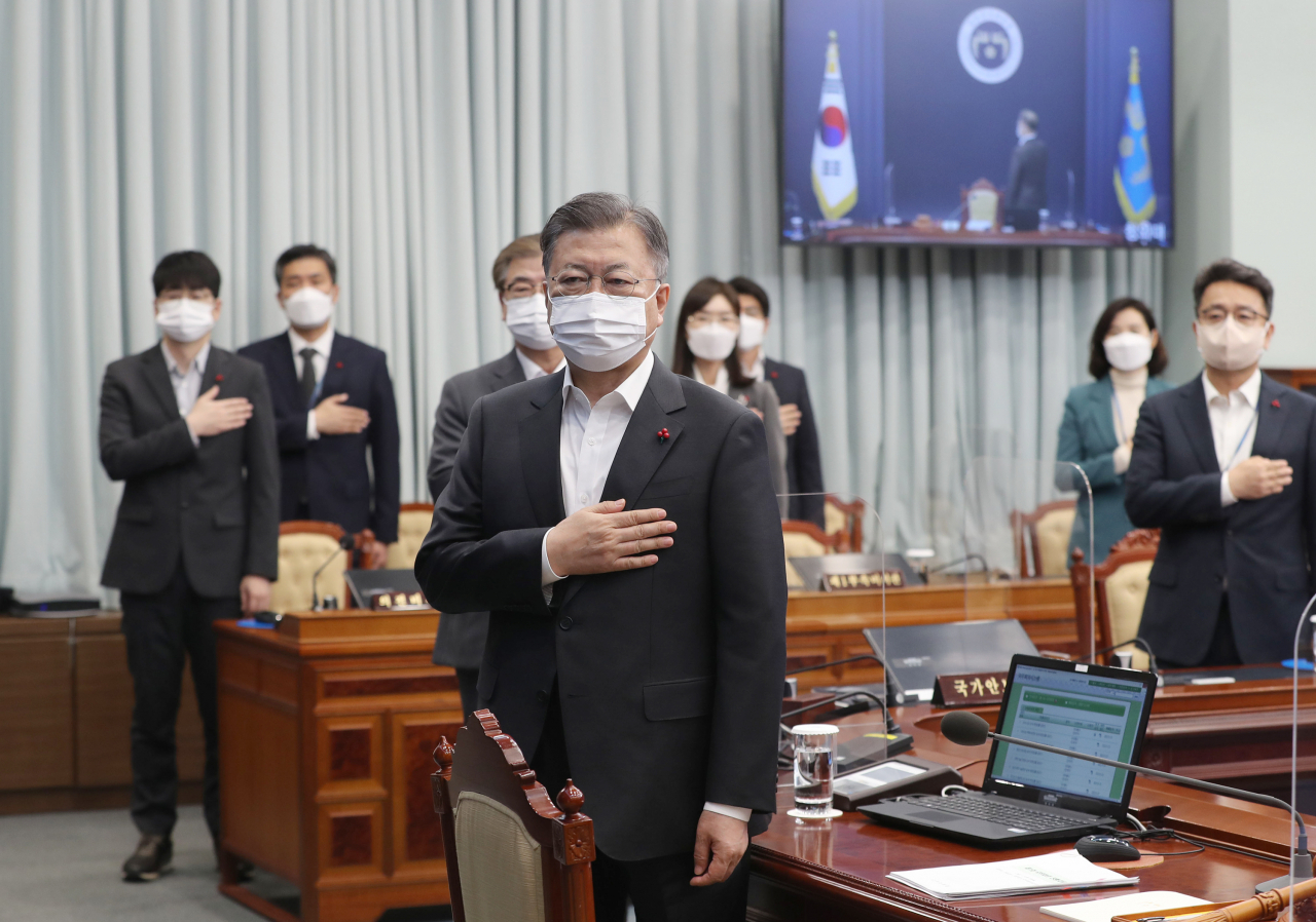 문재인 대통령이 4일 청와대 여민관에서 열린 영상국무회의에서 국기에 경례를 하고 있다. 연합뉴스