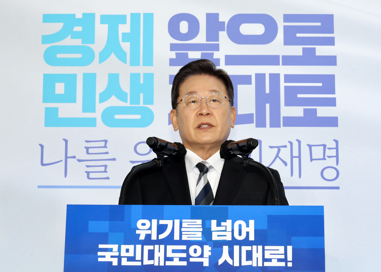 더불어민주당 이재명 대선후보가 4일 오전 경기 광명시 기아 오토랜드 광명(옛 기아차 소하리공장)에서 신년 기자회견을 열고 대한민국 대전환과 국민 대도약을 위한 비전을 발표하고 있다. [국회사진기자단]