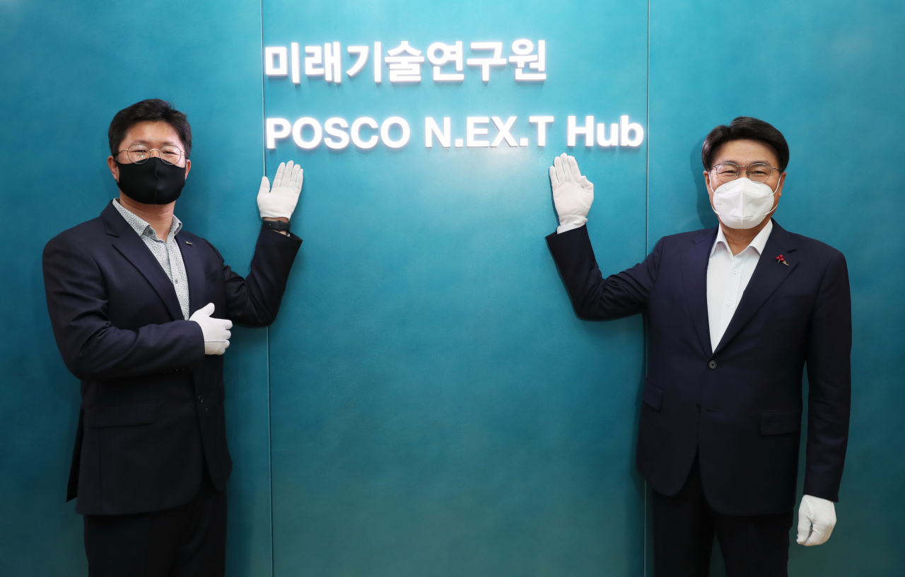 4일 서울 강남구 포스코센터에서 열린 ‘미래기술연구원’ 개원식에서 김주민 AI연구소장(왼쪽)과 최정우 포스코그룹 회장이 기념사진을 찍고 있다. [포스코 제공]