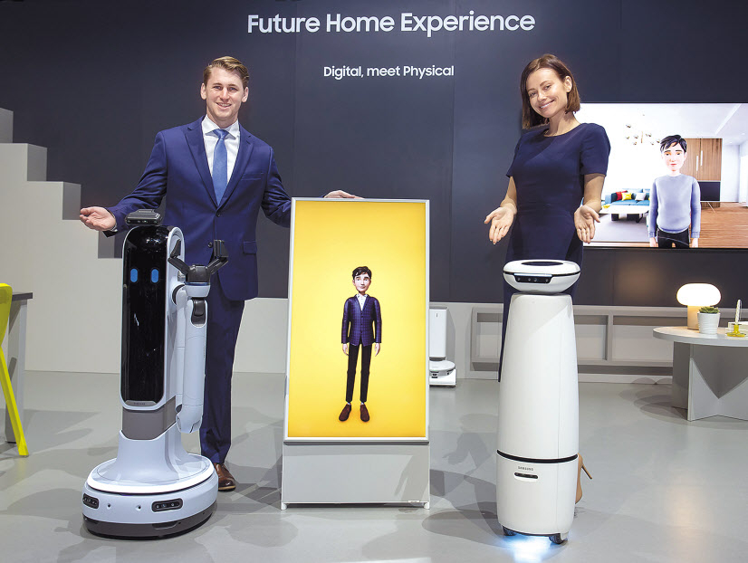 삼성전자 인터랙션 로봇인 ‘삼성 봇 아이(Samsung Bot i·맨 오른쪽)’와 ‘AI 아바타’(가운데), 가사 보조 로봇인 ‘삼성 봇 핸디(Samsung Bot Handy·맨 왼쪽)’가 미국 라스베이거스 컨벤션센터 삼성전자 전시관에서 소개되고 있다. [삼성전자 제공]