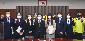 강원랜드 시무식 때 상 받은 우수직원들과 이삼걸(왼쪽 네번째) 대표.