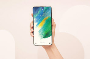 삼성전자가 세계 최대 전자 전시회 CES2022에서 공개한 갤럭시S21 FE(Fan Edition). 좌측부터 ▷그래파이트 ▷화이트 ▷올리브 ▷라벤더 색상. [삼성전자 제공]
