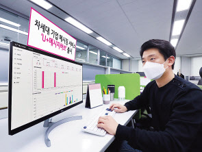 LGU+는 기업 메시징 서비스 U+ 메시지허브를 출시했다고 밝혔다. LGU+ 모델이 U+ 메시지허브를 소개하고 있다. [LGU+ 제공]