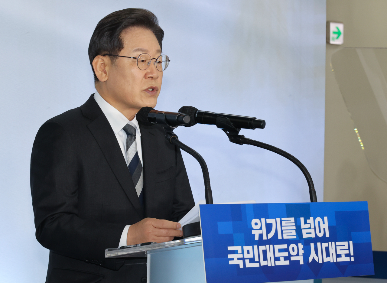 더불어민주당 이재명 대선후보가 4일 오전 경기 광명시 기아 오토랜드 광명(옛 기아차 소하리공장)에서 신년 기자회견을 열고 대한민국 대전환과 국민 대도약을 위한 비전을 발표하고 있다. [국회사진기자단]