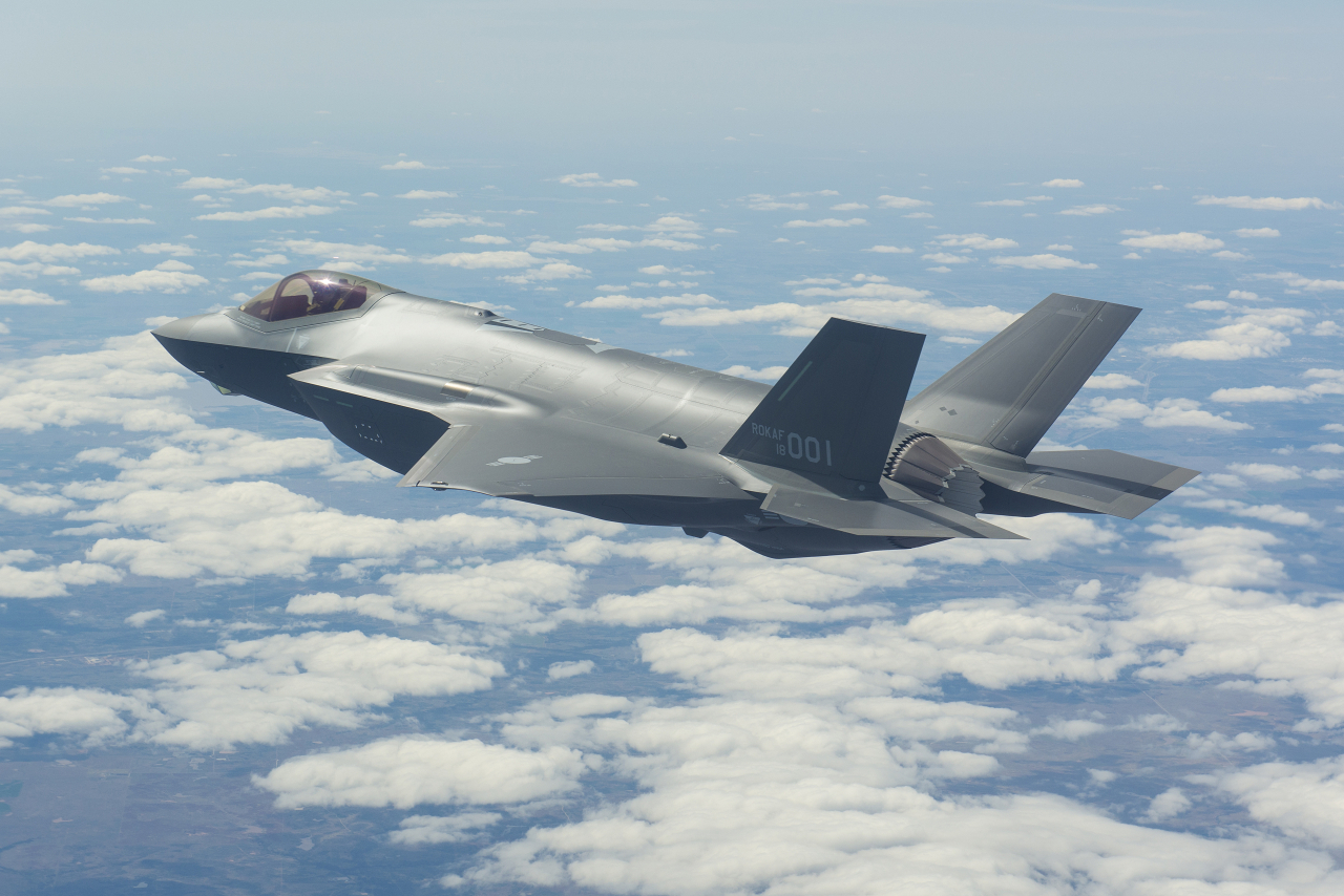 공군은 4일 스텔스 전투기 F-35A 1대가 훈련 중 항공전자계통 이상으로 랜딩기어가 내려오지 않아 공군기지 활주로에 비상착륙했다고 밝혔다. 자료사진. [헤럴드DB]