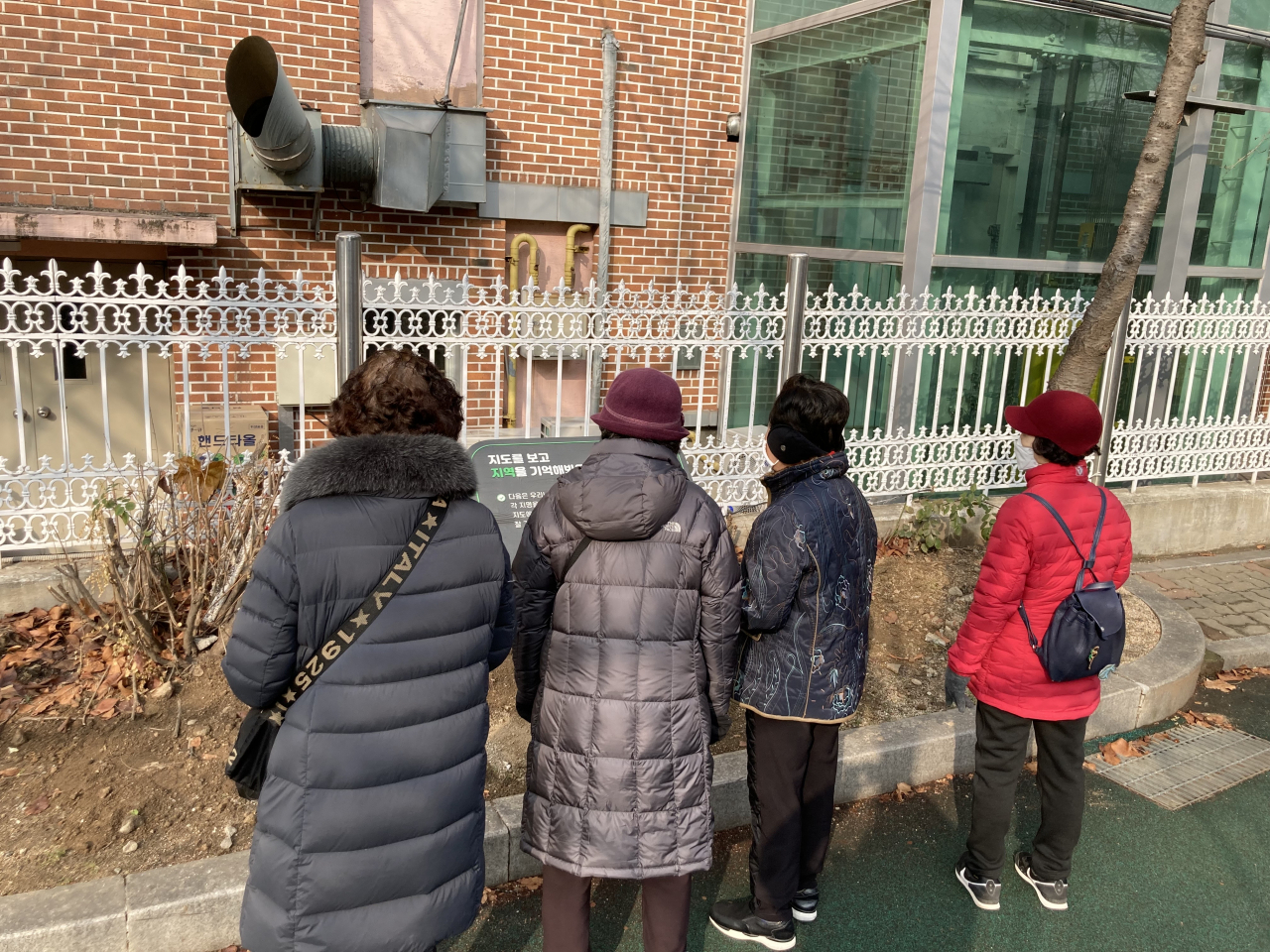 서울 노원구 당현천 기억길을 이용하는 구민 모습. [노원구 제공]