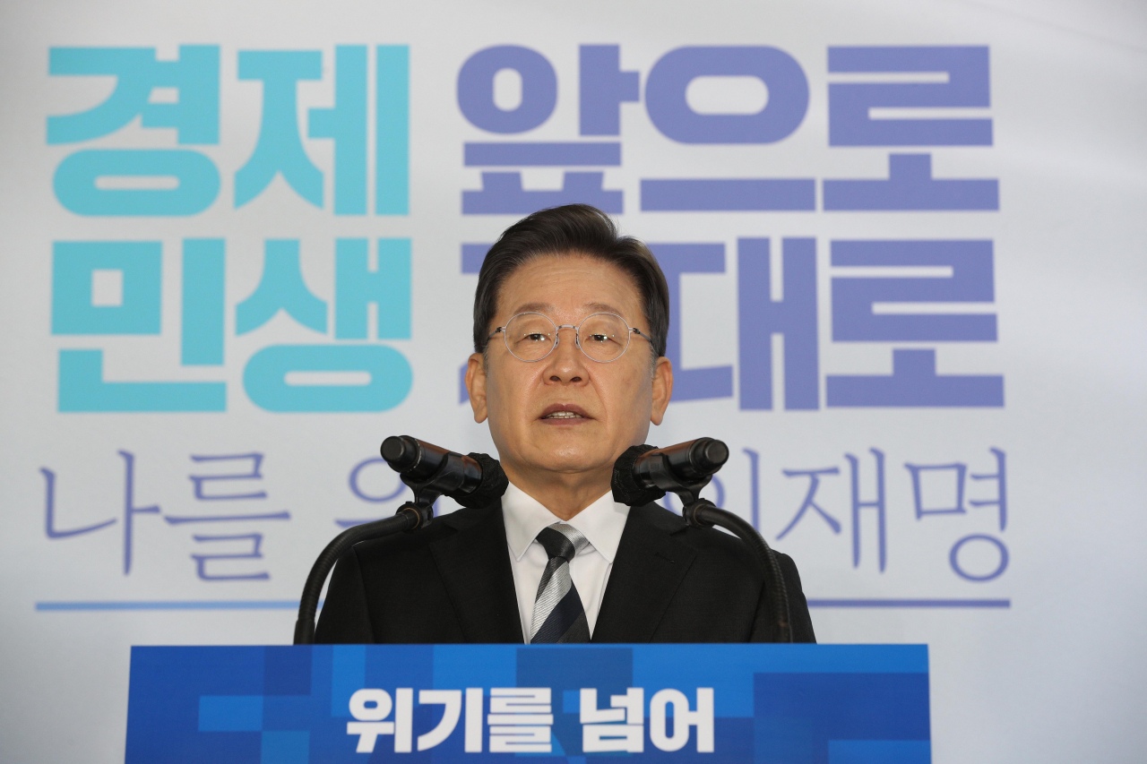 더불어민주당 이재명 대선후보가 4일 오전 경기 광명시 기아 오토랜드 광명(옛 기아차 소하리공장)에서 신년 기자회견을 열고 대한민국 대전환과 국민 대도약을 위한 비전을 발표하고 있다. [국회사진기자단]