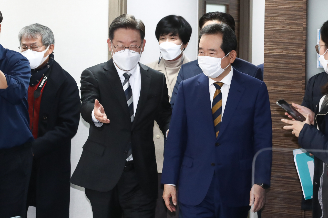 더불어민주당 이재명 대선후보와 정세균 후원회장이 4일 서울 여의도 중앙당사에서 열린 더불어민주당 대통령선거 후보자 이재명 후원회 출범식에 참석하고 있다. [이상섭 기자]