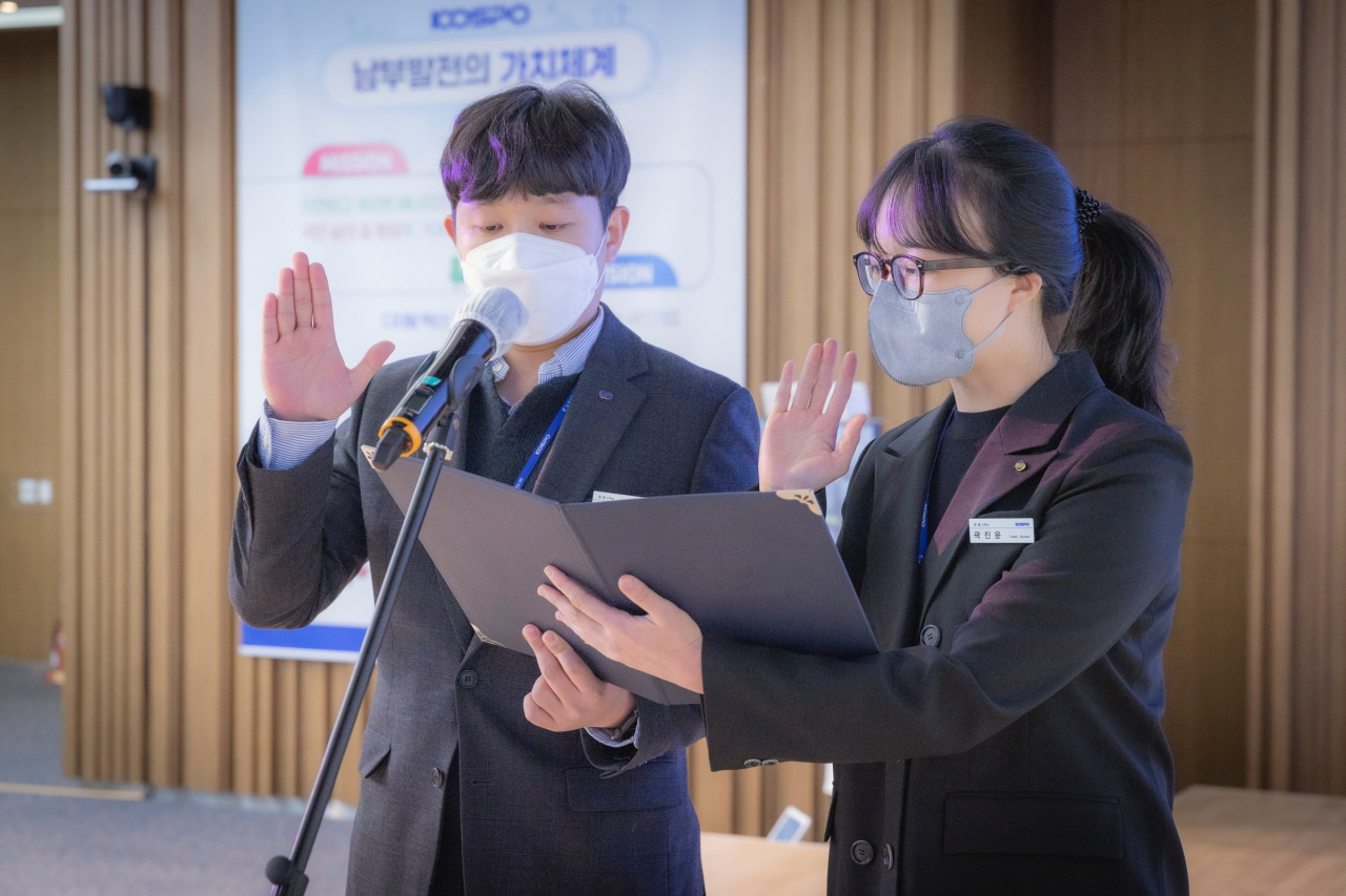 한국남부발전 2022년 비대면 시무식에서 직원대표가 청렴실천 서약을 하고 있다. [남부발전 제공]