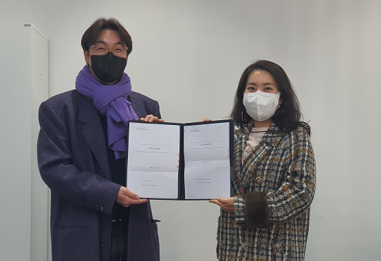 강지연(오른쪽) 버킷스튜디오 대표와 최범석 지아이홀딩스 대표가 신주인수권 계약 체결 후 기념촬영을 하고 있다. [버킷스튜디오 제공]