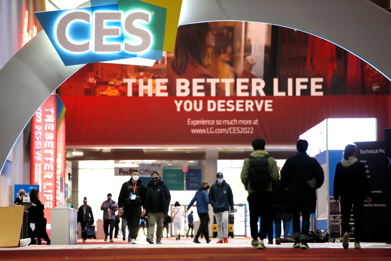 People walk through the lobby of the Las Vegas Convention Center during set up for CES 2022 in Las Vegas, Nevada, on Sunday. (Reuters-Yonhap)
