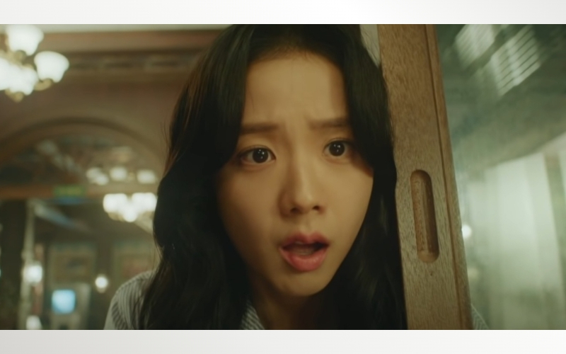 글로벌 OTT 디즈니플러스와 JTBC를 통해 방영되고 있는 드라마 ‘설강화’의 주인공 블랙핑크 지수. [설강화 캡처]