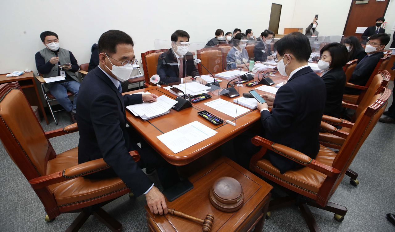 김주영 더불어민주당 의원이 4일 서울 여의도 국회에서 열린 기획재정위 안건조정위원회 개회를 선언하며 의사봉을 두드리고 있다. [연합]