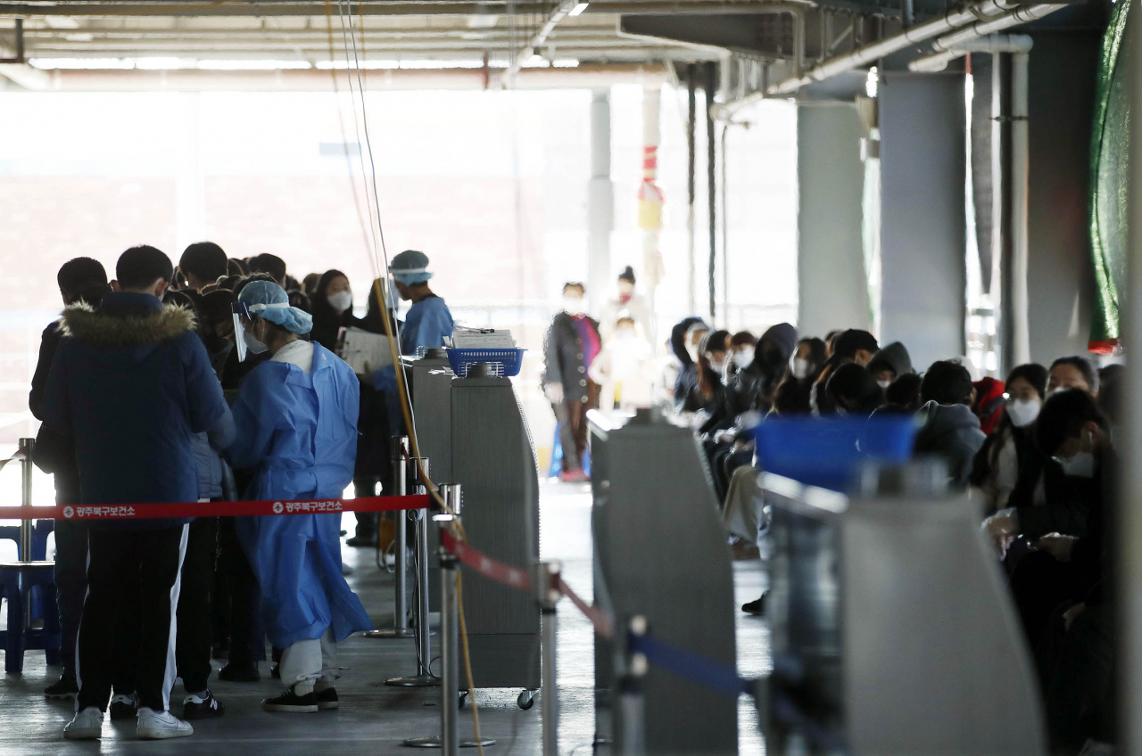 선별진료소에 검사를 받으려는 시민들의 방문이 이어지고 있다. [연합]