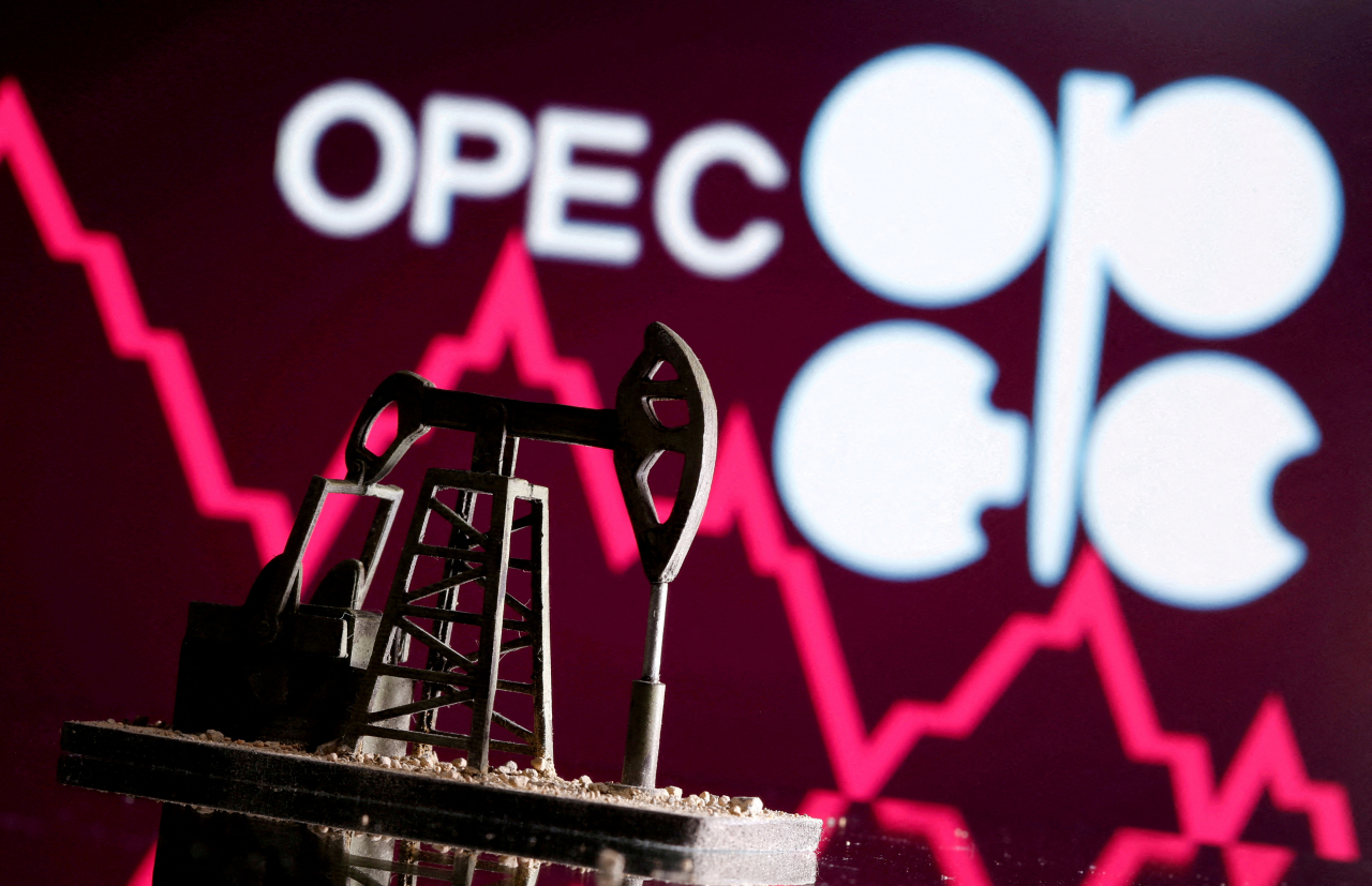 3D 프린터로 만든 석유시추기 모형 뒤로 석유수출국기구(OPEC) 로고가 보인다. 러시아 등 비 회원국을 포함한 OPEC+는 4일(현지시간) 정례회의에서 다음달 증산 규모를 하루 40만배럴로 유지하기로 합의했고, 투자자들은 수요 증가에 배팅해 상품시장에서 원유가격은 모처럼 올랐다. [로이터]