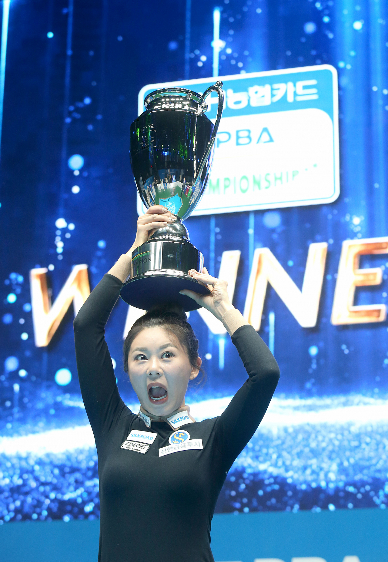 통산 2회째 우승을 차지한 김가영이 익살스런 표정을 지으며 기쁨을 만끽하고 있다. [PBA 제공]