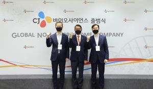 (좌측부터)최은석 CJ제일제당 대표, 천종식 CJ바이오사이언스 대표, 황윤일 CJ제일제당 바이오사업부문장이 'CJ바이오사이언스 출범식'에 참석했다. [회사 제공]