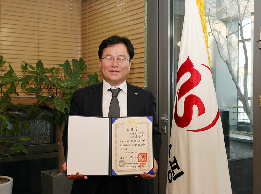 조항목 NS홈쇼핑 대표이사가 해양수산부 주관 ‘2021년 수산물 소비촉진 및 안전 유공’에서 수산물 소비촉진에 기여한 공로로 대통령 표창을 받았다.[NS홈쇼핑 제공]