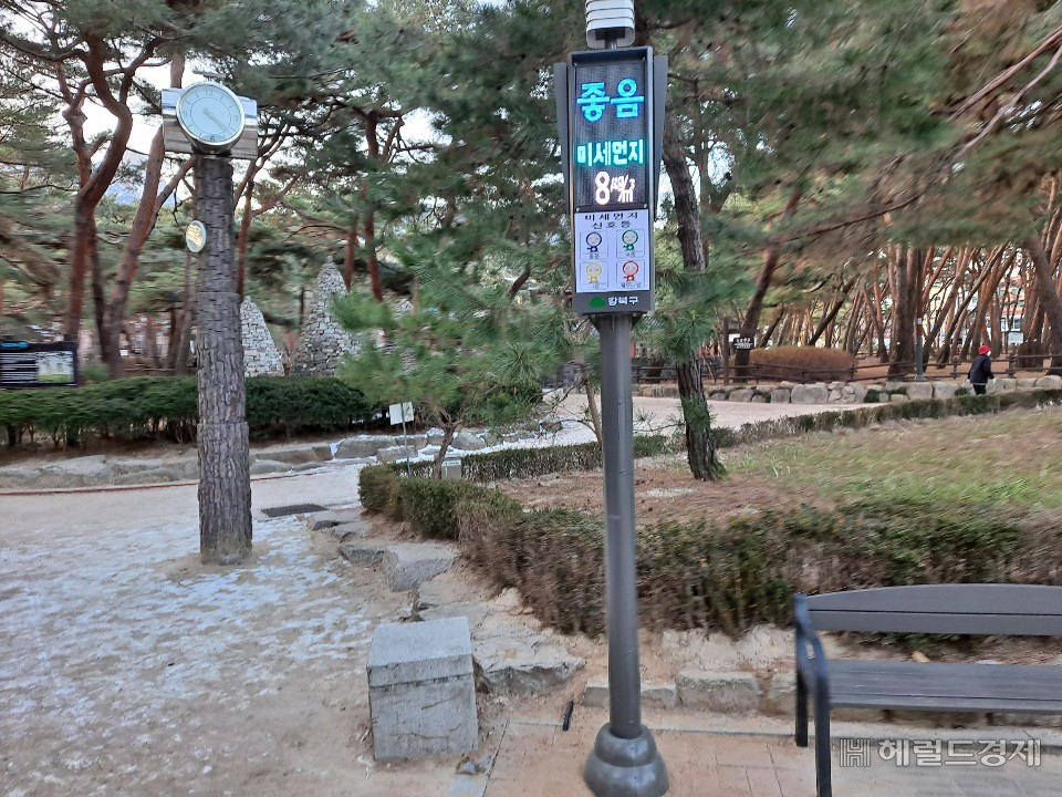 강북구가 솔밭공원에 설치한 미세먼지 신호등. [헤럴드경제 DB]