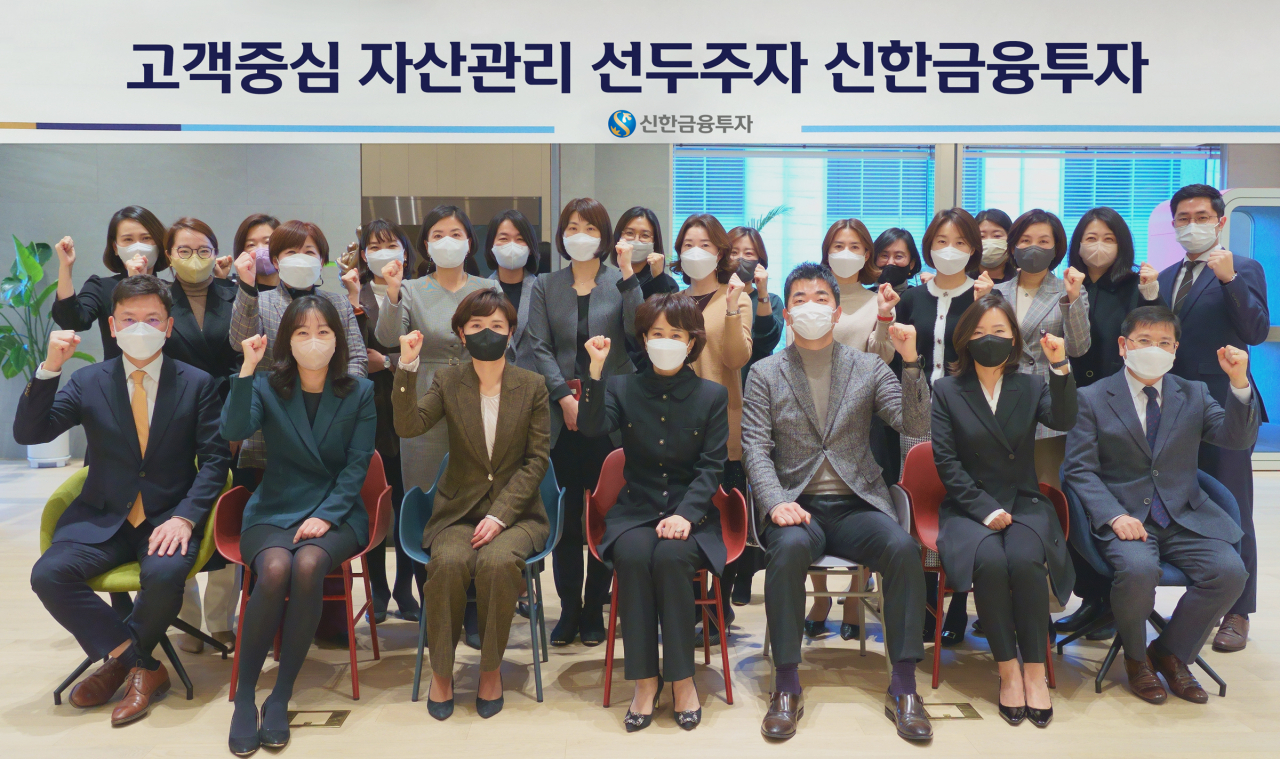 신한금융투자 청담 및 광화문 금융센터 PB들이 센터 오픈을 기념해 사진을 촬영하고 있다. [신한금융투자 제공]