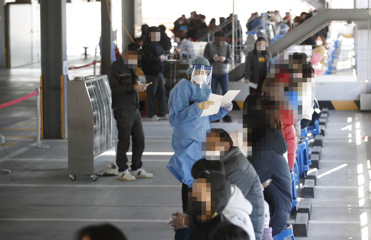 4일 오후 광주 북구보건소 선별진료소에 검사를 받으려는 시민들의 방문이 이어지고 있다. [연합]