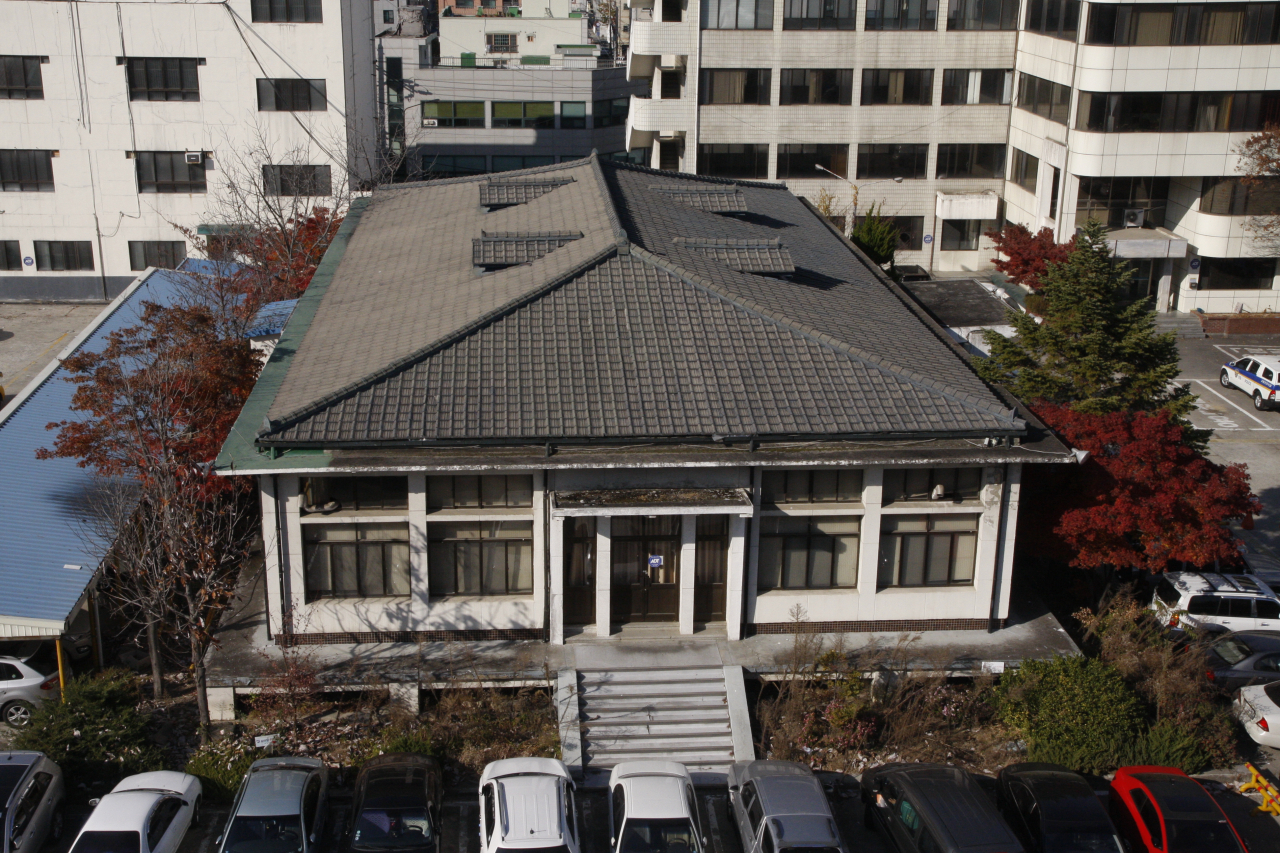 옛 충남경찰서 체육관, 상무관은 한국전쟁 이후 페허가 됐을때, 일제건물터 기단 위에 지었다.
