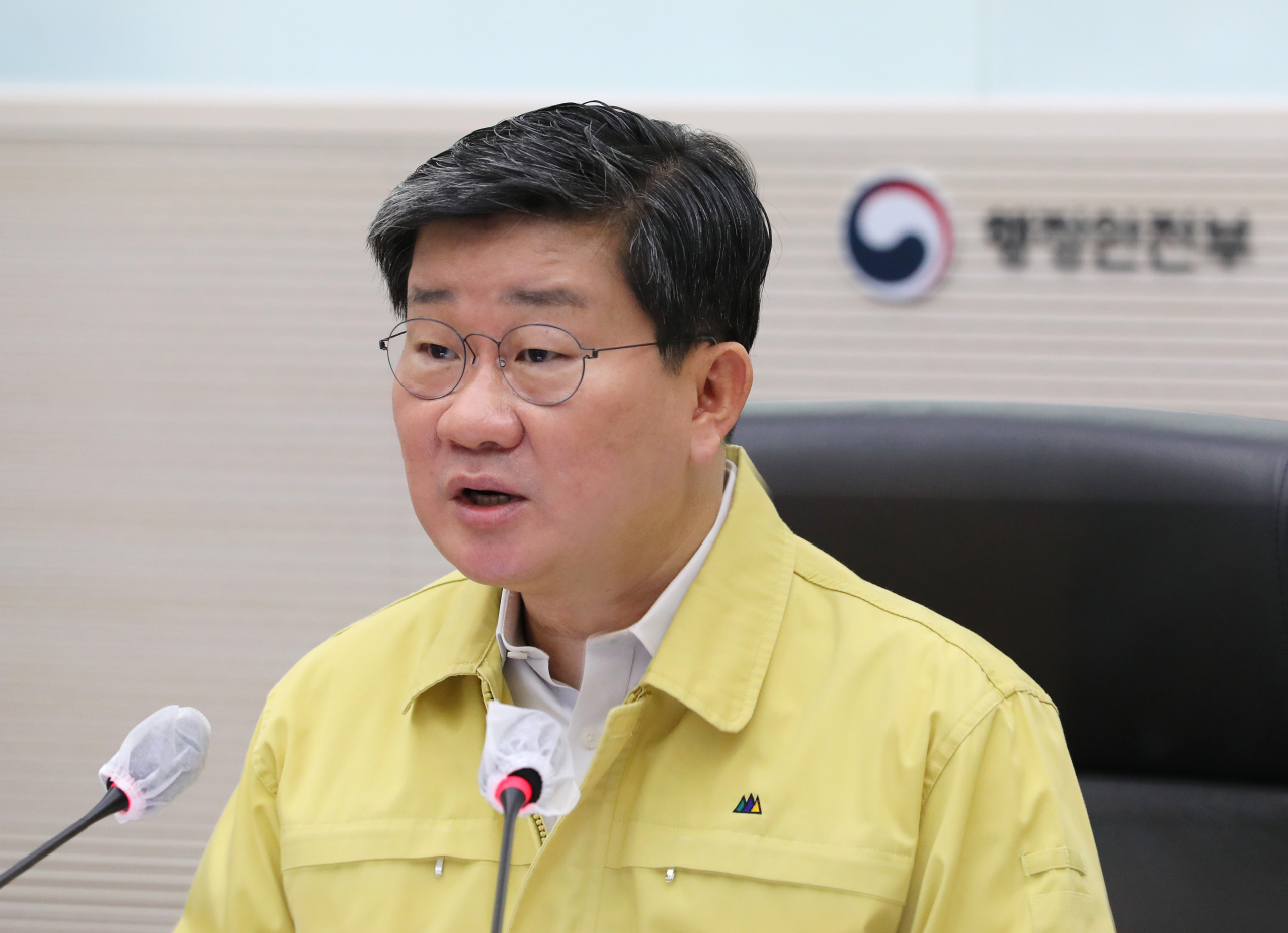 전해철 중앙재난안전대책본부 2차장(행정안전부 장관)이 5일 오전 세종시 정부세종2청사에서 열린 코로나19 대응 중앙재난안전대책본부 회의에서 발언하고 있다. [연합]