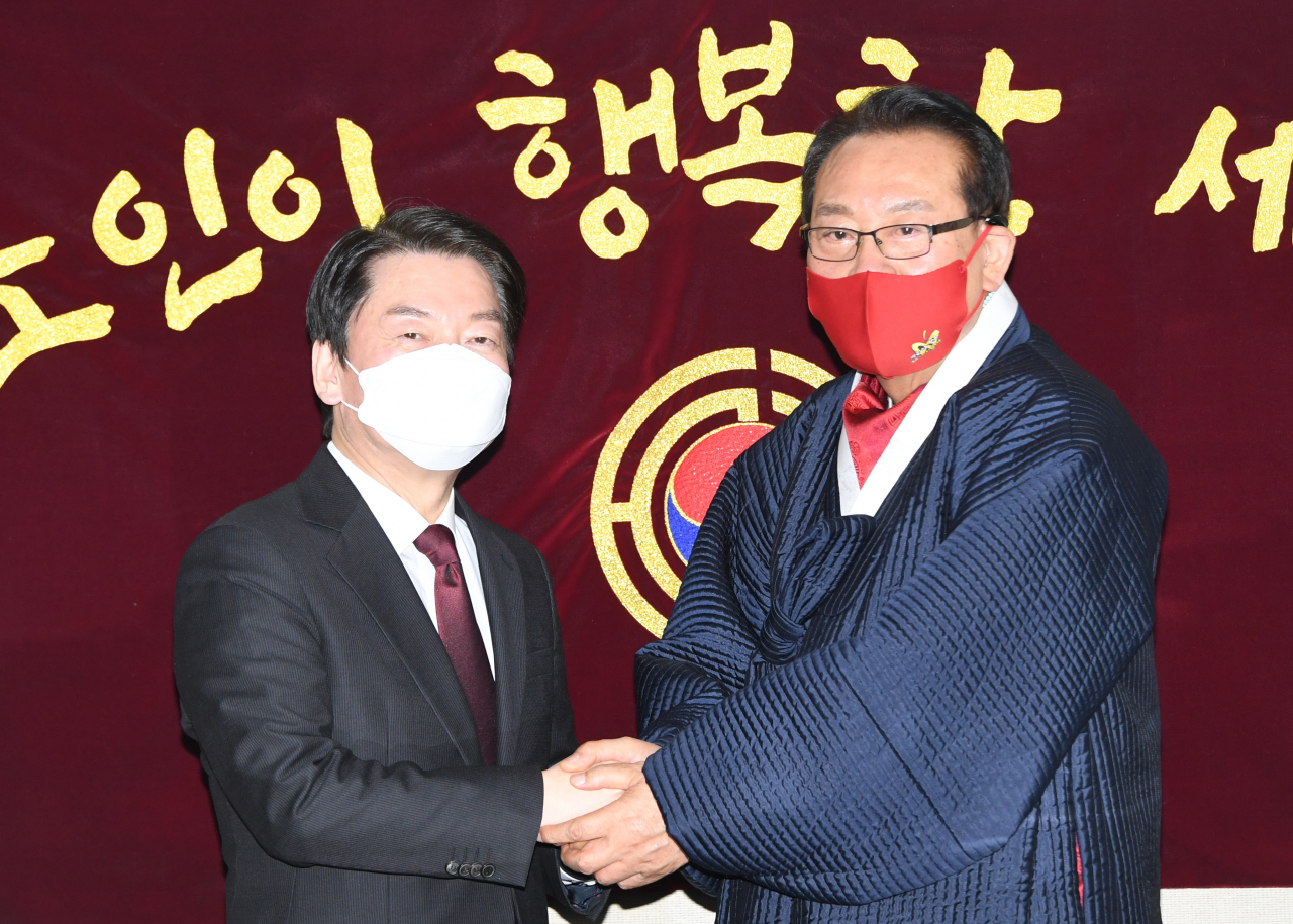 안철수 국민의당 대선후보가 지난 4일 서울시 용산구 대한노인회에 신년 인사차 방문해 김호일 회장과 악수하고 있다. [국회사진기자단]