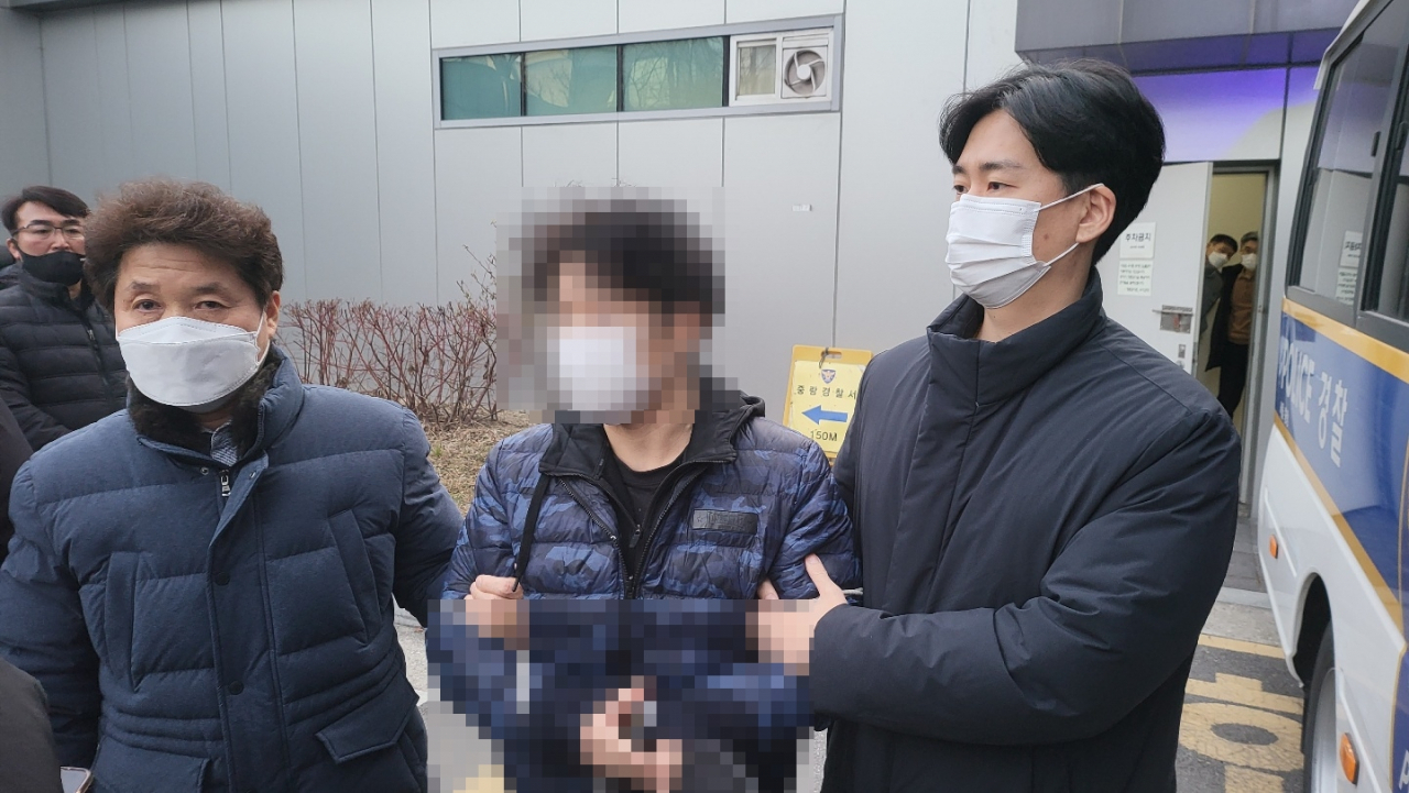 5일 오전 주거침입, 스토킹처벌법 위반 등 혐의로 구속된 40대 남성 A씨가 서울북부지검으로 이동하기 위해 서울 중랑경찰서에서 나서고 있다. 김영철 기자