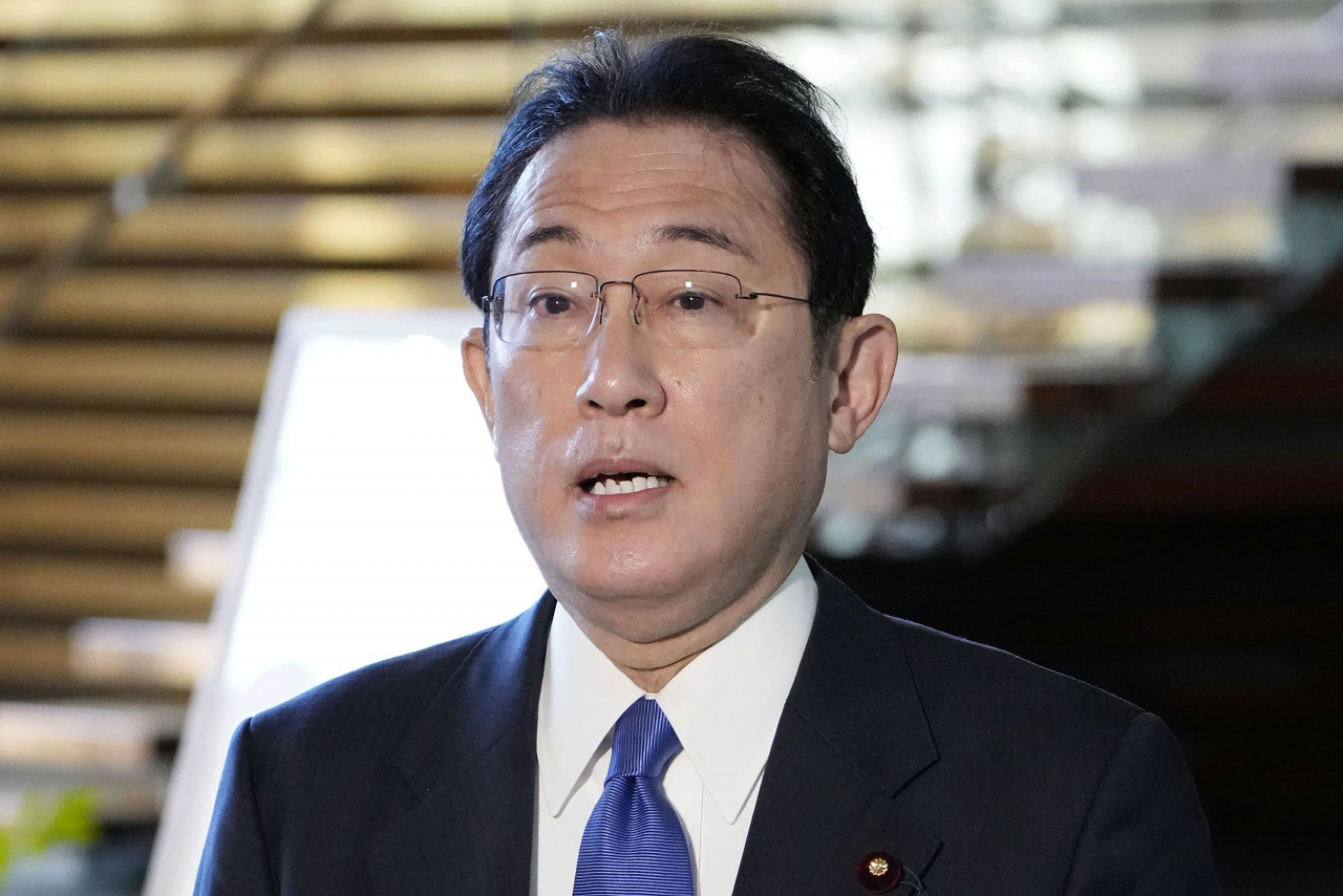 기시다 후미오(岸田文雄) 일본 총리가 5일 오전 총리관저러 들어가면서 기자들과 만나 북한이 동해상으로 발사한 탄도미사일 추정 발사체에 대해 “작년 이후 북한이 연속해서 미사일을 발사하고 있는 것에 매우 유감”이라고 말하고 있다. [AP]