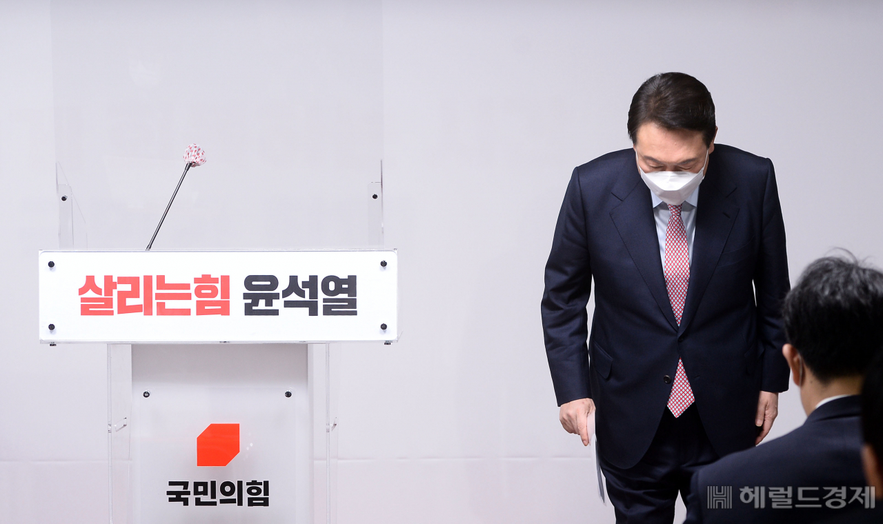 윤석열 국민의힘 대선 후보가 5일 오전 서울 영등포구 국민의힘 당사 브리핑룸에서 선대위 관련 기자회견을 하고 있다. [헤럴드경제=이상섭 기자]