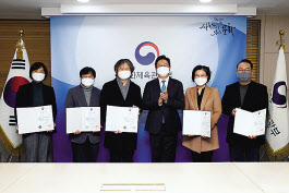 황희(오른쪽 세번째) 문화체육관광부 장관이 4일 신임 영화진흥위원회 위원에게 임명장을 수여한 뒤 기념촬영을 하고 있다.