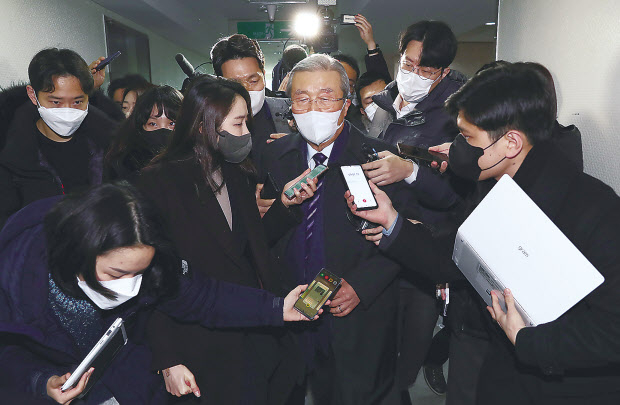 김종인 국민의힘 총괄선대위원장이 5일 오전 서울 종로구 자신의 사무실로 출근하며 취재진 질문에 답하고 있다. 김 위원장은 이 자리서 자진사퇴 의사를 밝혔다. [국회사진기자단]