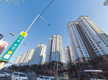 강남권에서는 연일 신고가 갱신이 계속되고 있다. 사진은 서초구 반포자이 아파트 앞.