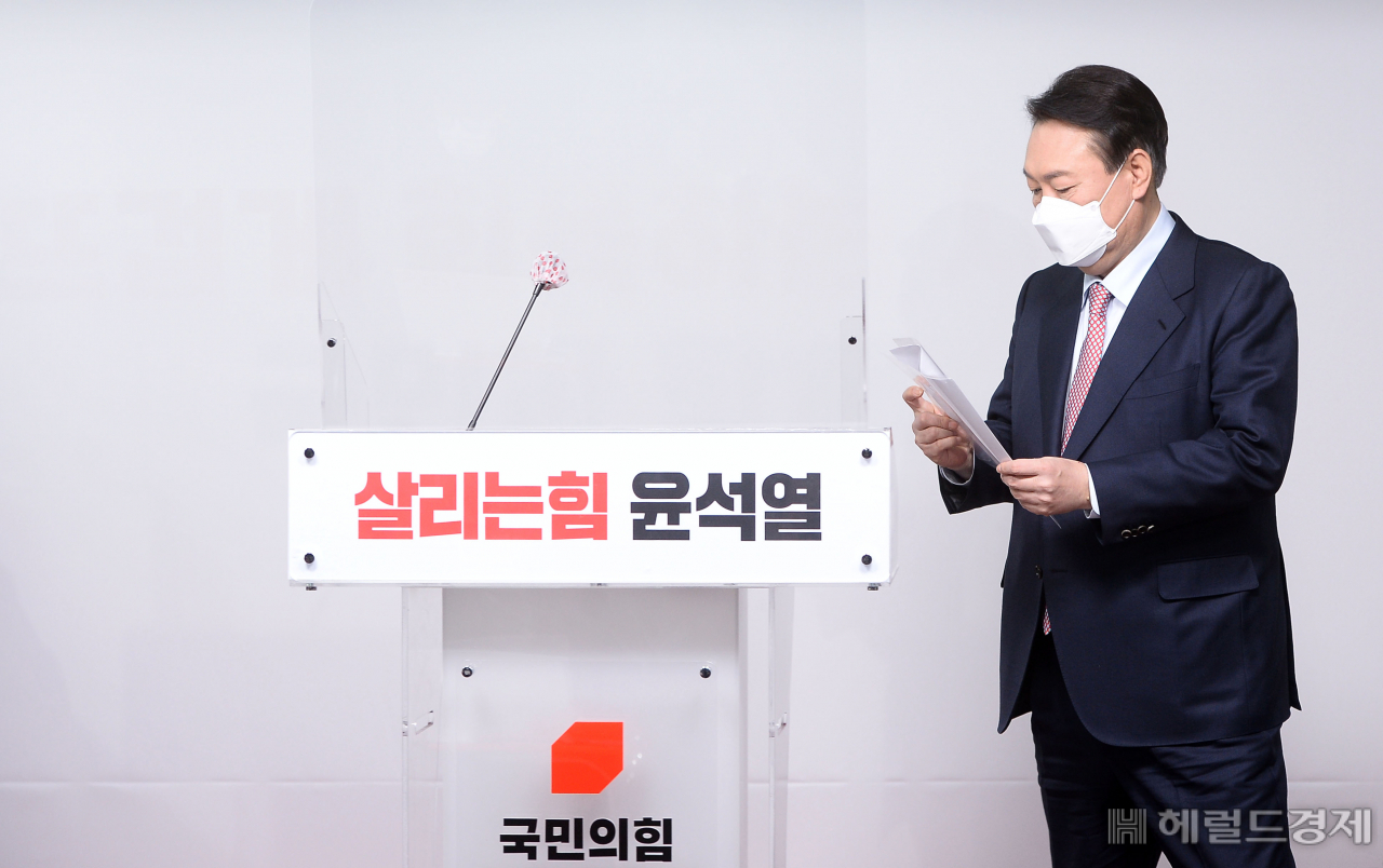 윤석열 국민의힘 대선 후보가 5일 오전 서울 영등포구 국민의힘 당사 브리핑룸에서 선대위 관련 기자회견을 하고 있다. [헤럴드경제=이상섭 기자]