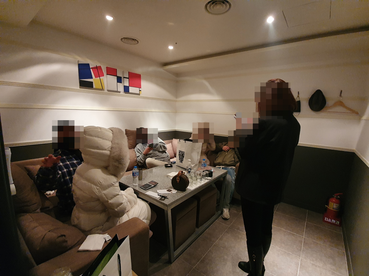 지난 4일 적발된 서울 강남구의 A유흥주점 단속 현장의 모습. [수서경찰서 제공]