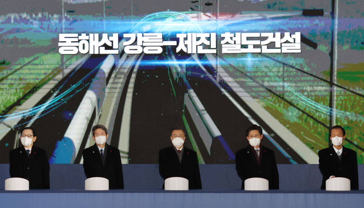 문재인 대통령이 5일 오전 강원 고성군 제진역에서 열린 동해선 강릉~제진 철도건설 착공식에서 참석자들과 착공 세리머니를 하고 있다. 왼쪽부터 박종수 북방경제협력 위원장, 이인영 통일부 장관, 문재인 대통령, 노형욱 국토교통부 장관, 최문순 강원도지사. 연합뉴스