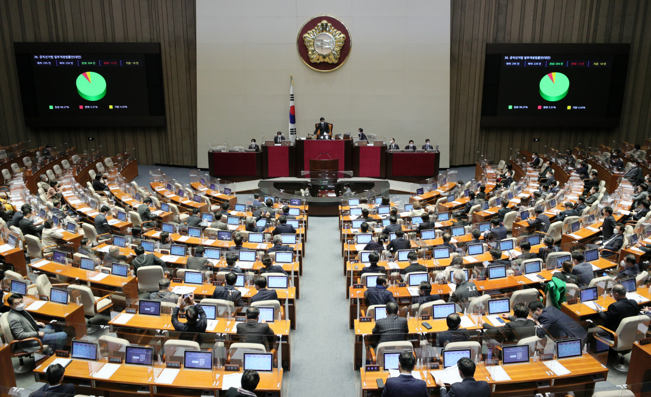 총선·지방선거 피선거권 연령 기준을 만 25세에서 만 18세로 낮추는 내용의 공직선거법 개정안이 31일 국회 본회의에서 가결되고 있다. [이상섭 기자]