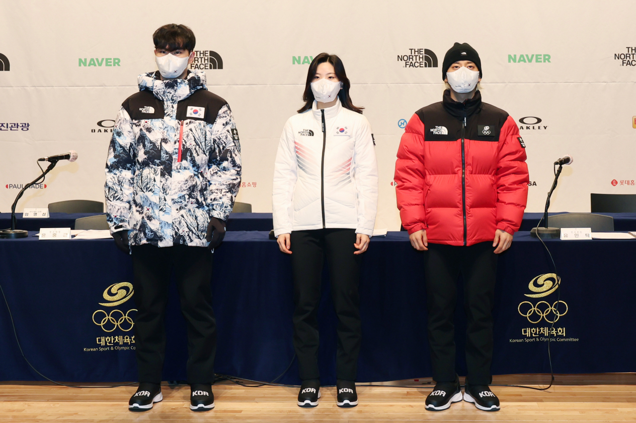 '베이징올림픽 시상복 공개' 5일 충북 진천선수촌 챔피언하우스에서 열린 2022 베이징 동계올림픽 G-30 미디어데이 행사에서 대표선수들이 올림픽 선수단 시상복을 선보이고 있다. 왼쪽부터 이유빈, 김민석, 곽윤기. [연합]