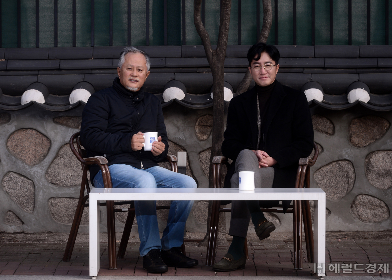 한국 뮤지컬의 성장을 이끈 1세대 프로듀서를 비롯한 25개 제작사가 모여 한국뮤지컬제작사협회를 출범했다. 고문을 맡은 송승환 PMC프로덕션 대표(왼쪽)는 “협회 출범과 함께 올해는 한국 뮤지컬 산업화의 원년이 될 것”이라고 강조했다. 박해묵 기자