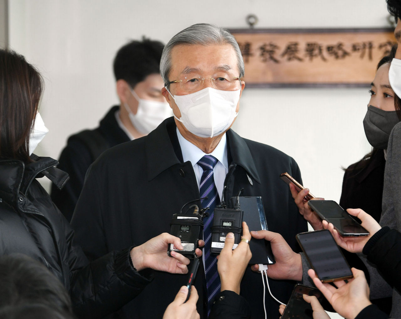총괄선대위원장직에서 스스로 물러나겠다는 뜻을 밝힌 김종인 국민의힘 총괄선대위원장이 5일 오전 서울 종로구 자신의 사무실에서 윤석열 대선 후보의 선대위 쇄신안 발표를 시청한 후 외부로 나서고 있다. [국회사진기자단]