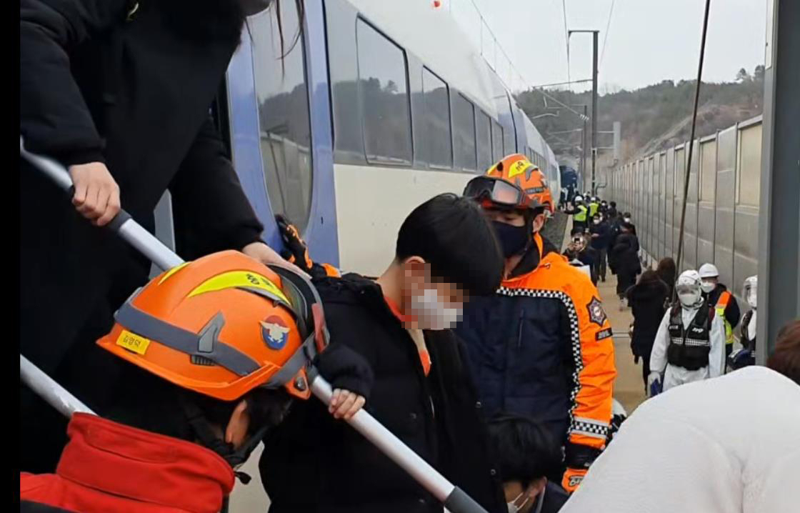 5일 서울역을 출발해 부산역으로 가던 KTX-산천 열차가 충북 영동터널을 진입하던 중 탈선, 승객들이 대체열차 탑승을 위해 이동하고 있다. [연합]