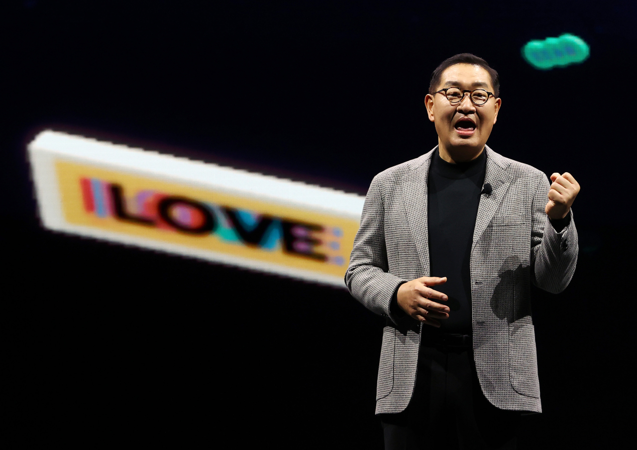 삼성전자 한종희 부회장이 세계 최대 전자·IT 전시회 CES 2022 개막을 하루 앞둔 4일(현지시간) 미국 네바다주 라스베이거스 베네시안 팔라조 볼룸에서 ‘미래를 위한 동행’을 주제로 기조연설을 마친 뒤 인사하고 있다. [연합]
