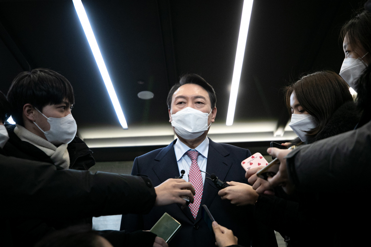 윤석열 국민의힘 대선후보가 5일 오후 일정을 위해 서울 여의도 당사를 나서며 기자들의 질문을 받고 있다. [헤럴드경제=이상섭 기자]